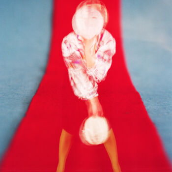 Photographie intitulée "On the red side" par Tania Serket, Œuvre d'art originale, Photographie argentique