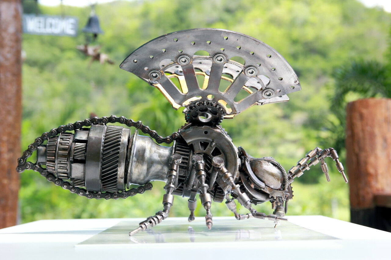 https://www.artmajeur.com/medias/hd/c/h/chatree-choorachatatorn-mari9art/artwork/9837334_3_mari9art-animal-steel-bee0.jpg