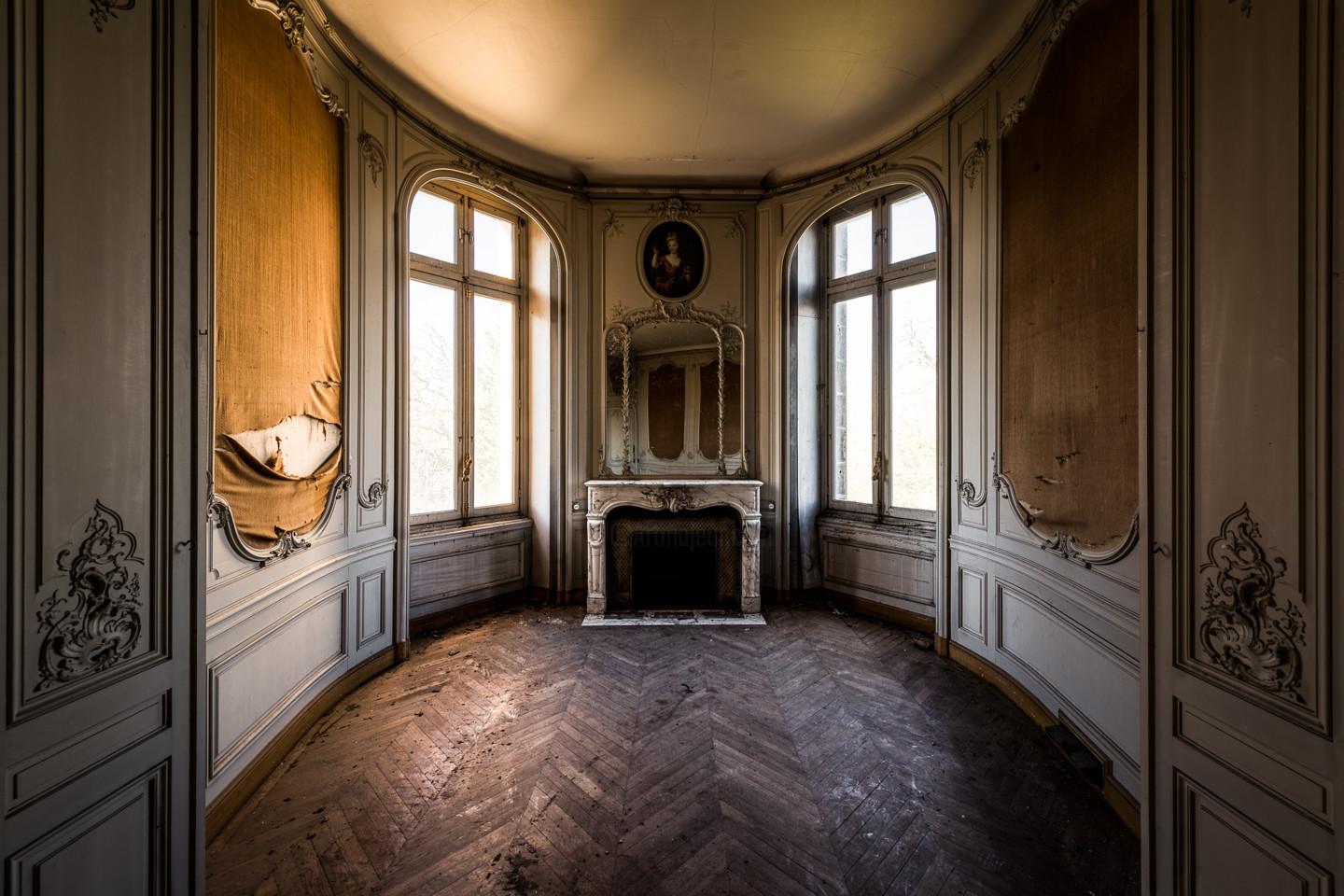 Chambre Dans Un Chateau Abandonne Photographie Par Fabien Sans Artmajeur
