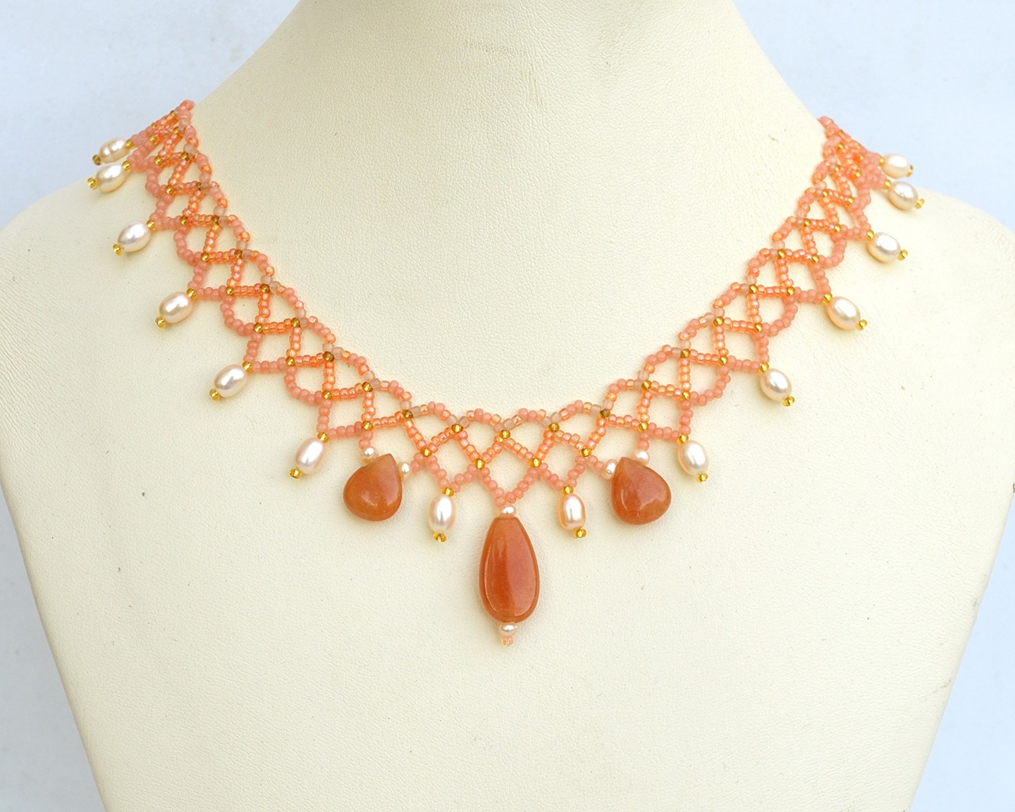 Delicate collar necklace with sunny 