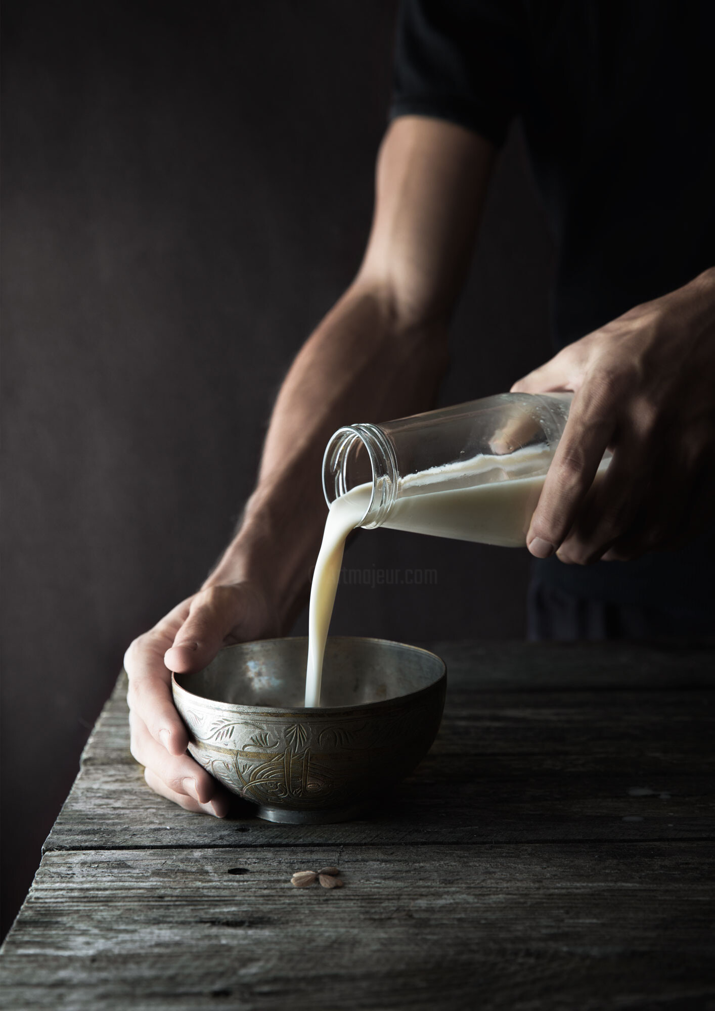 Flocons Et Le Lait D'avoine Dans Le Plateau Sur Le Lit Délicieux Repas  Photo stock - Image du éclailles, cuvette: 167650318