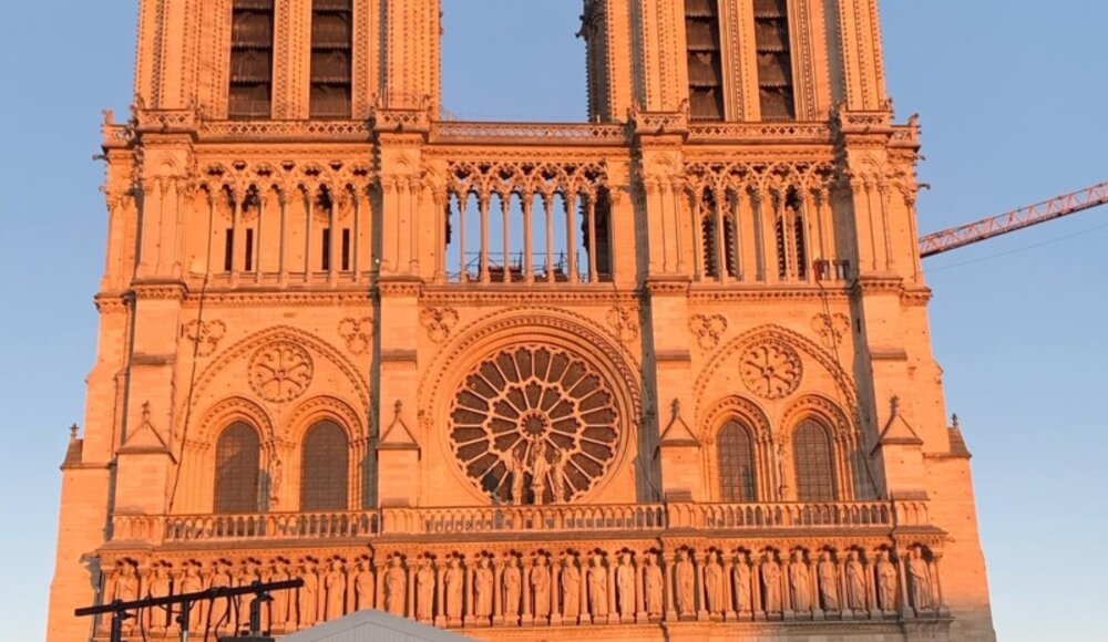 Kontroverse um den Einbau moderner Fenster zur Restaurierung der Kathedrale Notre-Dame