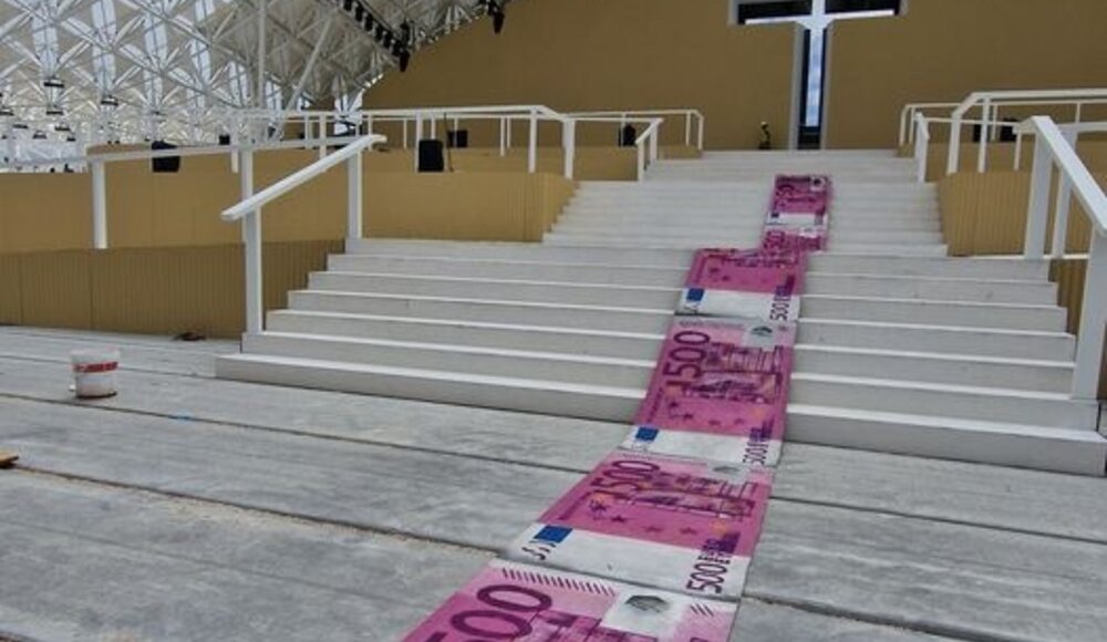 Portugese straatartiest daagt uitbundig pauselijk bezoek uit met installatie van bankbiljetten van € 500