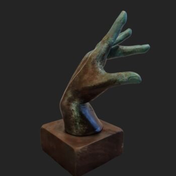 Sculpture titled "La mano flamenca" by Alejandra Valeiro, Original Artwork, Clay