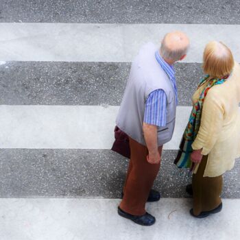 Photographie intitulée "Pedestrian crossing" par Alen Gurovic, Œuvre d'art originale, Photographie numérique