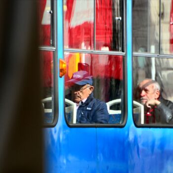 Fotografía titulada "Blue tram in Zagreb" por Alen Gurovic, Obra de arte original, Fotografía digital