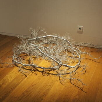 Skulptur mit dem Titel ""Tudo tem um tempo…" von Ana Lima-Netto, Original-Kunstwerk, Aluminium