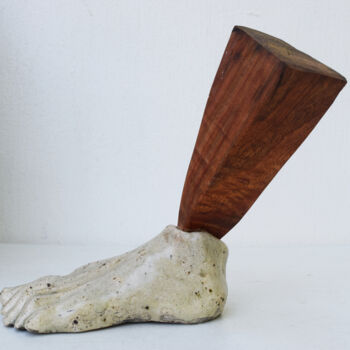 Skulptur mit dem Titel "Abstraction of leg" von Ana Paula Luna, Original-Kunstwerk, Keramik