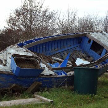 Photography titled "LA BARQUE OUBLIée .…" by Annick Couëdel, Original Artwork