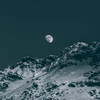 Photographie intitulée "Moon on the Rock" par Antonin Borie, Œuvre d'art originale, Photographie numérique