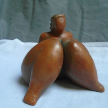 Skulptur mit dem Titel "Femme assise jambes…" von Marie Ruiz, Original-Kunstwerk, Terra cotta