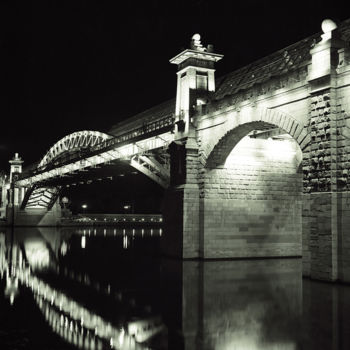 Photographie intitulée "Bridge, Night time.…" par Arkady Gude, Œuvre d'art originale