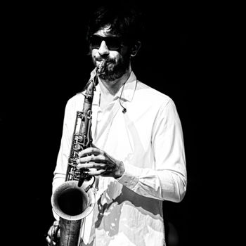 Photographie intitulée "Saxophonniste" par Olivier Barau, Œuvre d'art originale, Photographie numérique