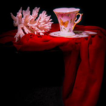 Fotografia intitulada "coffee-cup-and-cora…" por Benjamin, Obras de arte originais
