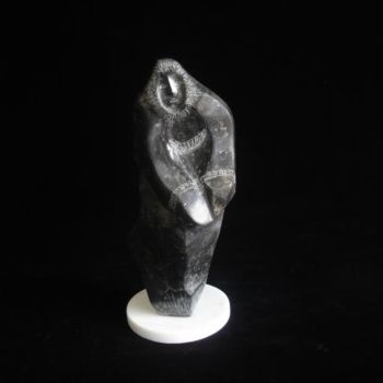 Escultura intitulada "Inuit offering" por Berendina De Ruiter, Obras de arte originais, Pedra