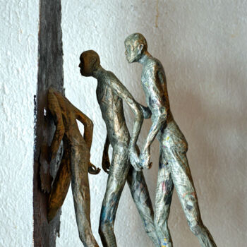 Scultura intitolato "on va dans le mur" da Betty Hanns, Opera d'arte originale, Cartapesta