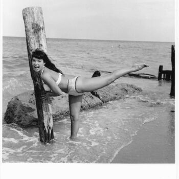 "Floride – 1955 #12" başlıklı Fotoğraf Betty Page - Bunny Yeager tarafından, Orijinal sanat, Fotoşopsuz fotoğraf