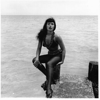 "Floride – 1955 #4" başlıklı Fotoğraf Betty Page - Bunny Yeager tarafından, Orijinal sanat, Fotoşopsuz fotoğraf