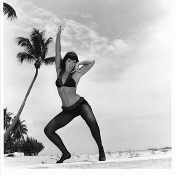 "Floride – 1955 #1" başlıklı Fotoğraf Betty Page - Bunny Yeager tarafından, Orijinal sanat, Analog Fotoğrafçılık