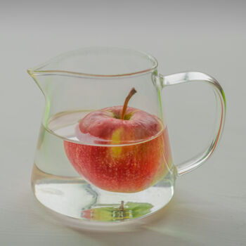 Fotografia intitulada "apple in a decanter" por Boris Belkania, Obras de arte originais, Fotografia digital