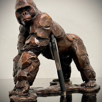 Sculptuur getiteld "Silverback Gorilla…" door Brandon Borgelt, Origineel Kunstwerk, Bronzen