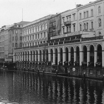 Fotografia zatytułowany „Hambourg, les arcad…” autorstwa Camille R., Oryginalna praca, Fotografia filmowa