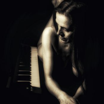 "Io Illy et le piano" başlıklı Fotoğraf Céline Pivoine Eyes tarafından, Orijinal sanat, Dijital Fotoğrafçılık