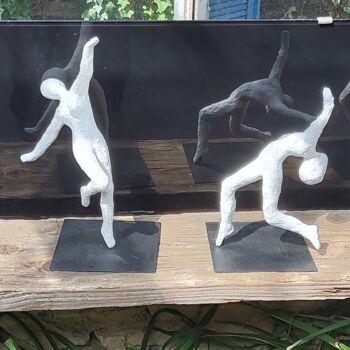 Escultura titulada "Dance Move" por Claire Pellicone Fanni, Obra de arte original, Cerámica