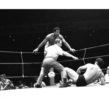 Fotografie getiteld "Muhammad Ali vs Ant…" door Claude Charlier, Origineel Kunstwerk, Film fotografie