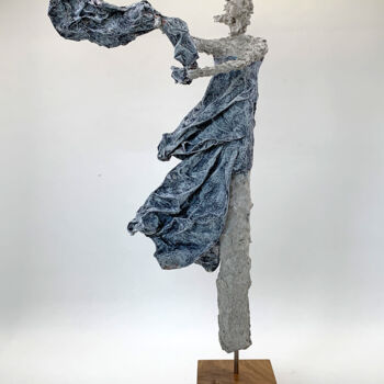 Scultura intitolato "Woman in the wind I…" da Claudia König (koenigsfigurine), Opera d'arte originale, Cartapesta