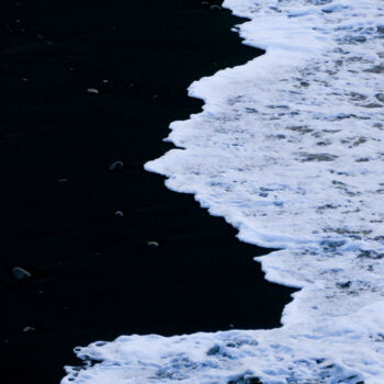 Fotografia zatytułowany „Black Sand Beach Ic…” autorstwa Claudia Tavares, Oryginalna praca, Fotografia cyfrowa