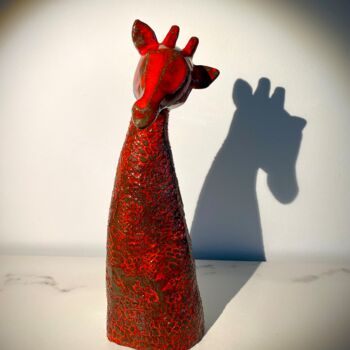 Scultura intitolato "Girafe rouge" da Corinne Jeanjean, Opera d'arte originale, Terracotta