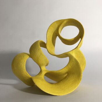 Skulptur mit dem Titel "“Yellow Dancer”" von Corinne Simon-Alexandre, Original-Kunstwerk, Keramik