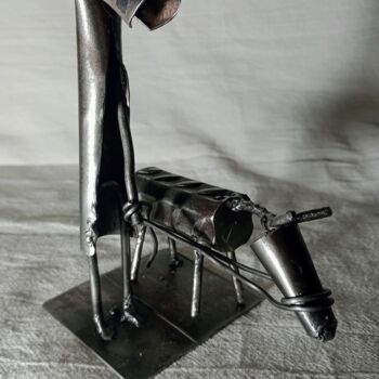 Escultura titulada "Monje viajero" por Cristian Bustos, Obra de arte original, Metales