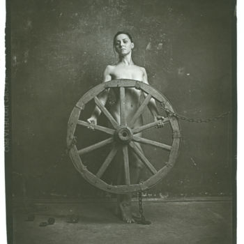 Fotografía titulada "girl with a wheel" por Pavel Titovich, Obra de arte original, Fotografía analógica