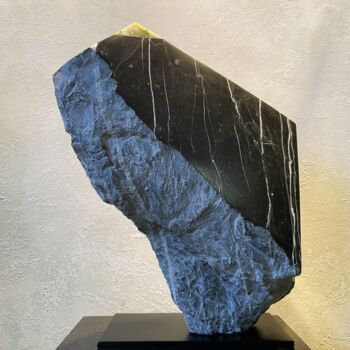Скульптура под названием "PYRAMIDION.Marbre d…" - Daniel Sanchez, Подлинное произведение искусства, Камень