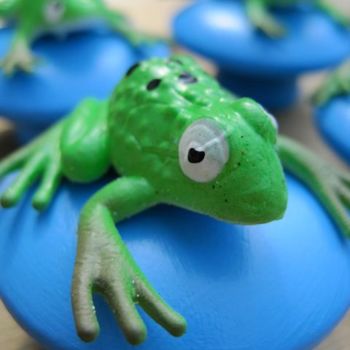 Художественная композиция под названием "Cute frog on a knob" - Darosa Children'S Art, Подлинное произведение искусства