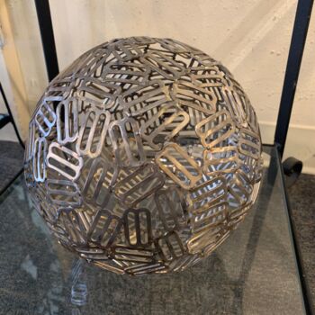 「Buckle Sphere」というタイトルの彫刻 David Goeckeによって, オリジナルのアートワーク, 金属