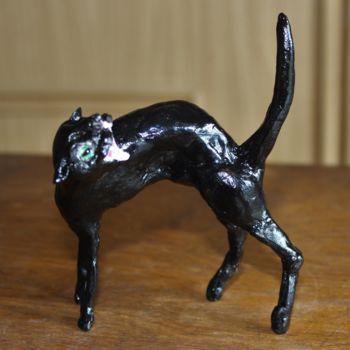 Sculpture intitulée "The Witch's Cat" par Deborah Pain, Œuvre d'art originale, Argile