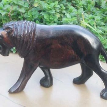 Scultura intitolato "Ebony lion small" da Obed Omwange, Opera d'arte originale, Legno