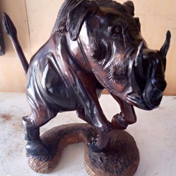 Sculpture intitulée "Warthog on stand" par Obed Omwange, Œuvre d'art originale, Bois