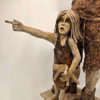 Sculptuur getiteld "L'enfant montre !" door Didier Mori, Origineel Kunstwerk, Karton