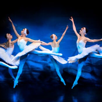 Fotografía titulada "Ballerinas Jump I" por Dietmar Scherf, Obra de arte original, Fotografía digital