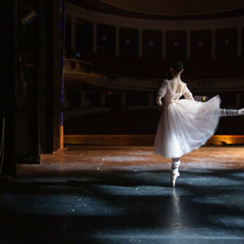 Fotografia intitolato "A ballerina warms u…" da Dmitrii Kiselev, Opera d'arte originale, Fotografia digitale