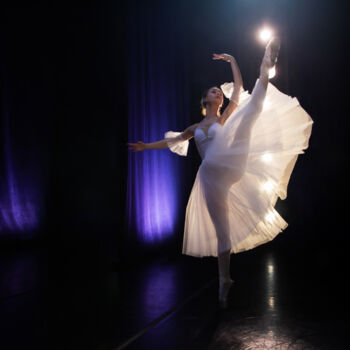 Fotografia intitolato "A ballerina rehears…" da Dmitrii Kiselev, Opera d'arte originale, Fotografia digitale