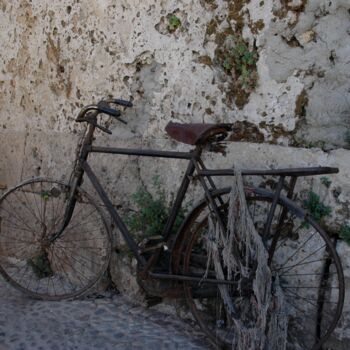 Fotografia intitolato "3. old bike against…" da Doen, Opera d'arte originale, Fotografia digitale
