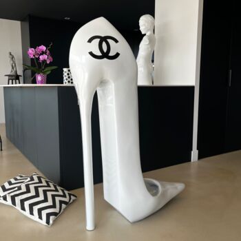 Sculptuur getiteld "Escarpin Chanel" door Elisabeth D'Equainville, Origineel Kunstwerk, Hars