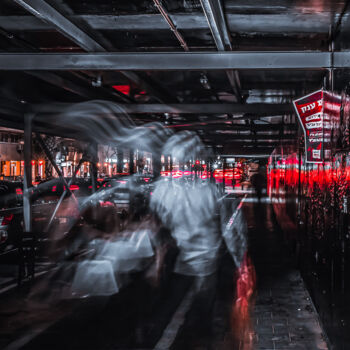 Fotografie getiteld "Street ghost in Tel…" door Eric Lespinasse, Origineel Kunstwerk, Digitale fotografie Gemonteerd op Alum…