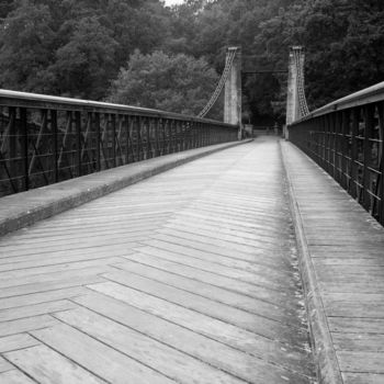 Fotografia intitulada "Vieux pont suspendu" por Frédéric Duchesnay, Obras de arte originais, Fotografia de filme