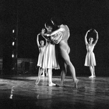 Photographie intitulée "Teatro Alba Fucens" par Giuseppe Persia, Œuvre d'art originale, Photographie argentique